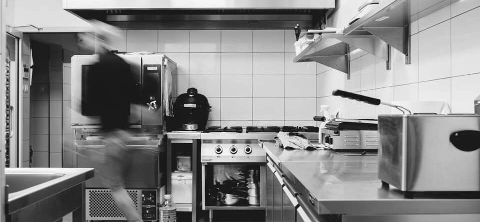 Nowoczesna kuchnia 2025 – jakie trendy zmieniają gastronomię?