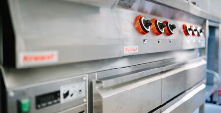 Gaz czy indukcja w restauracji – co wybrać do nowoczesnej kuchni?